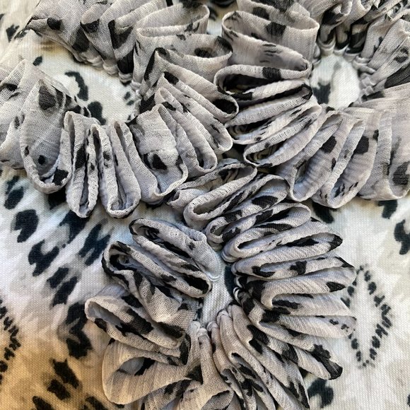 WHITE & BLACK FLOWER TOP  Size L - Picture 2 of 5